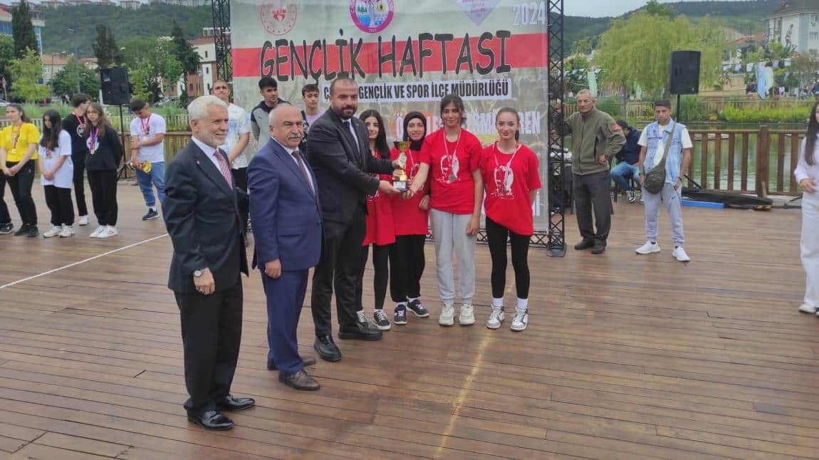 19 Mayıs Atatürk'ü Anma, Gençlik ve Spor Bayramı Kapsamında İlçemizde Yapılan Koşu Yarışmasında Okulumuz Takımı 2. Olmuştur.